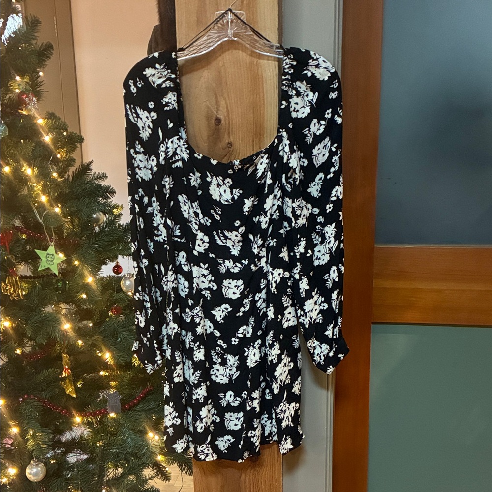 Classic femme chic Sezane Floral Black and White Women's dress NWOT 4 💋